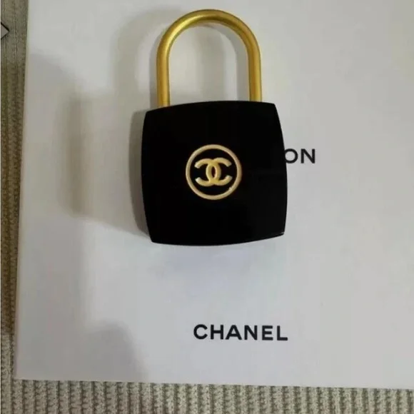 CHANEL Black and Gold Accessory Set - Picture 4 of 16